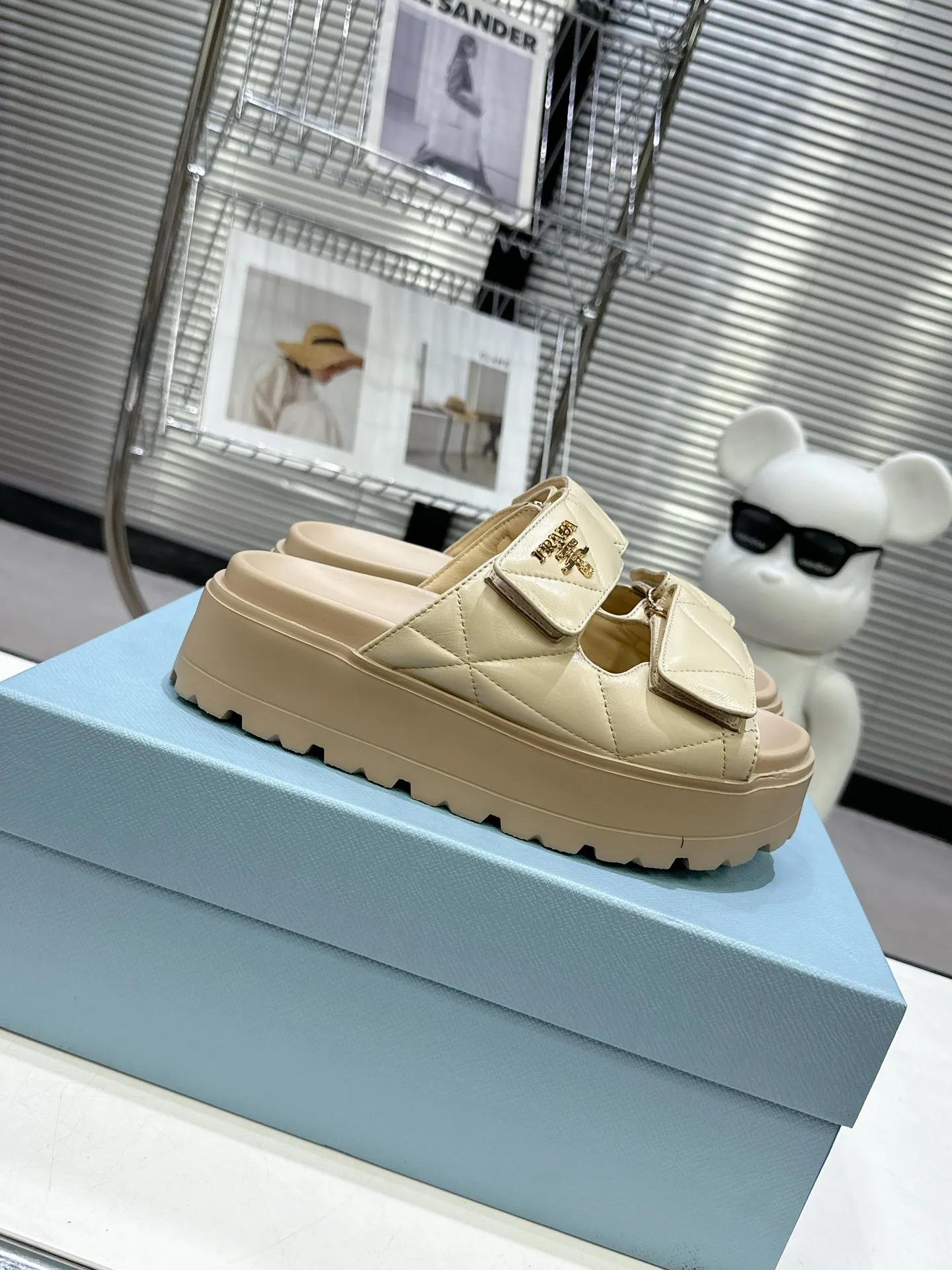 👟👟Ex-factory price 440👟👟 PRADA 2025 vs spring and summer popular sandals series... [Thick-soled double-button sandals] Original 1:1 customization, this year's most fashionable and popular retro British style, simple and elegant, all styles are good-looking, platform thick soles make you slimmer and taller, very comfortable, fashionable and versatile... Many Internet celebrities are on their feet. These platform round-toe thick-soled shoes are very popular this year. They can be worn (increased) for both leisure and leisure. ❶Material: Customized imported calf leather ❷Inner: Customized imported sheepskin ❸Outsole: Original molded ultra-light outsole ❹Sole thickness: 5.5cm ❺Number of yards: 35-40 ❻Packaging: Original full set of packaging ☀Color: Official website updated simultaneously
